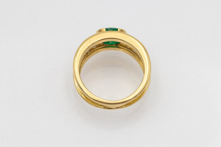 54 Bague chevalière française en or jaune, émeraude et diamants 58 Facettes KPL1