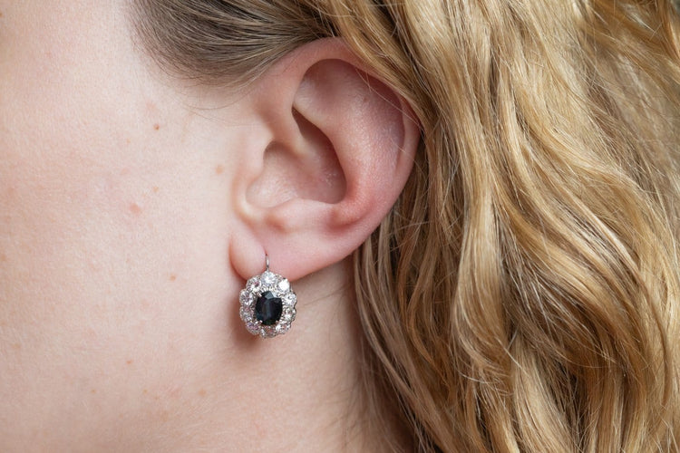 Boucles d'oreilles en or blanc, saphirs et diamants 58 Facettes 13489