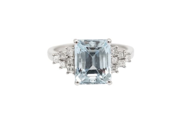 53 Bague en or blanc 18 carats, aigue-marine et diamants 58 Facettes 13477