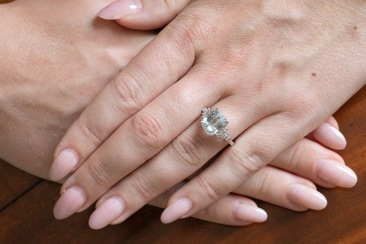 53 Bague en or blanc 18 carats, aigue-marine et diamants 58 Facettes 13477