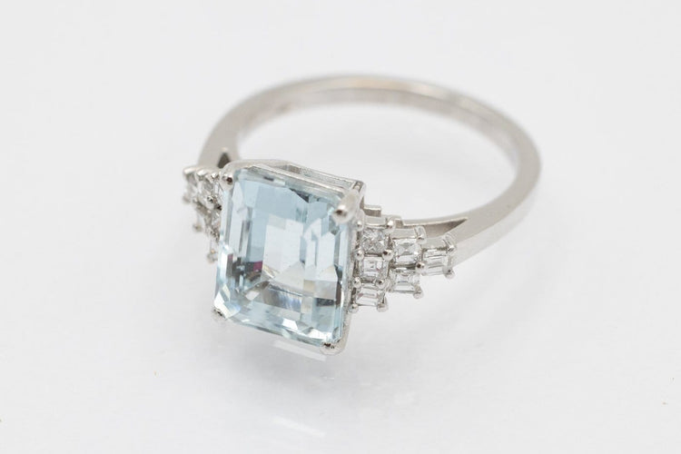 53 Bague en or blanc 18 carats, aigue-marine et diamants 58 Facettes 13477