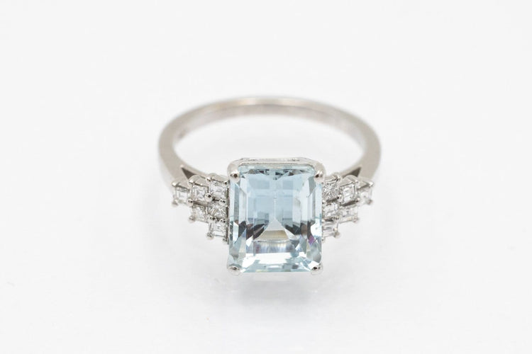 53 Bague en or blanc 18 carats, aigue-marine et diamants 58 Facettes 13477