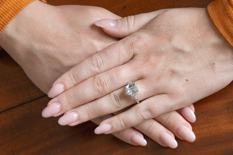 53 Bague en or blanc 18 carats, aigue-marine et diamants 58 Facettes 13477