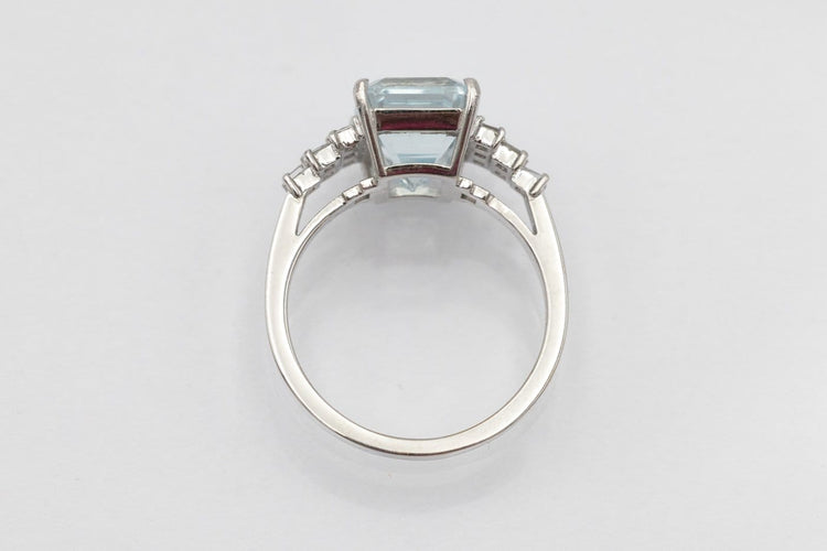 53 Bague en or blanc 18 carats, aigue-marine et diamants 58 Facettes 13477
