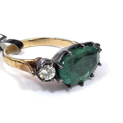54 Bague en or jaune avec diamants et émeraude 58 Facettes 418/26 H