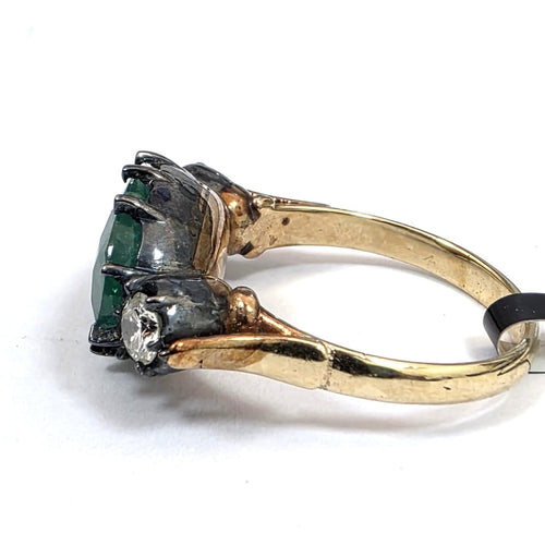 54 Bague en or jaune avec diamants et émeraude 58 Facettes 418/26 H