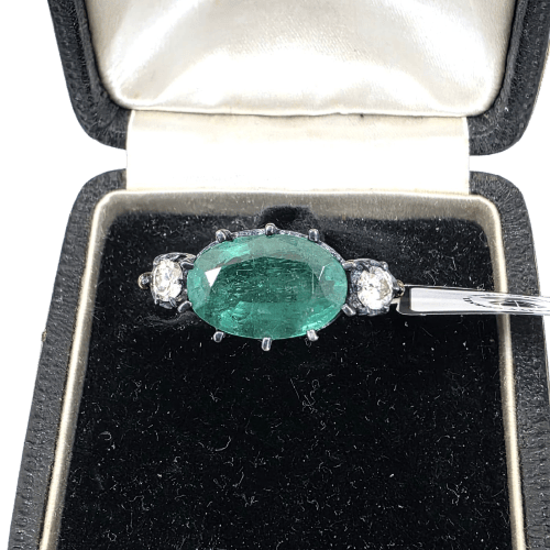 54 Bague en or jaune avec diamants et émeraude 58 Facettes 418/26 H
