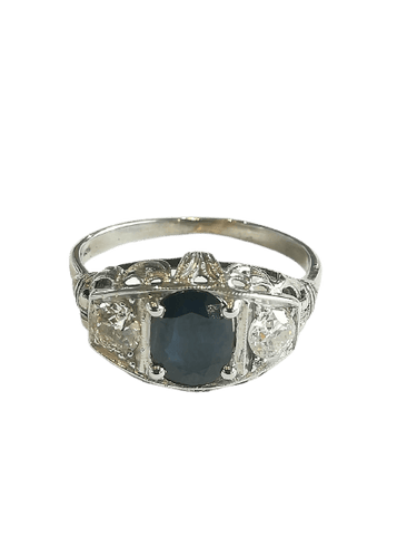 55 Bague Art déco en or blanc, saphir et diamants 58 Facettes 01181
