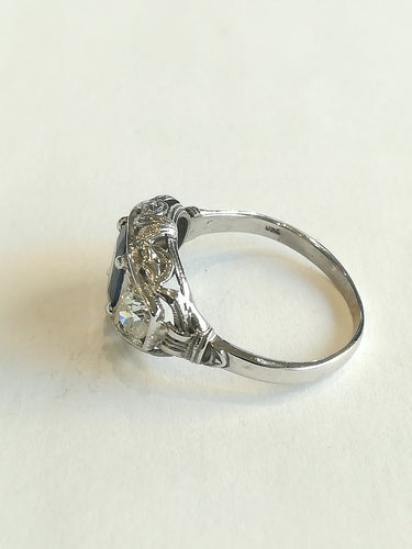 55 Bague Art déco en or blanc, saphir et diamants 58 Facettes 01181