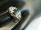 55 Bague Art déco en or blanc, saphir et diamants 58 Facettes 01181