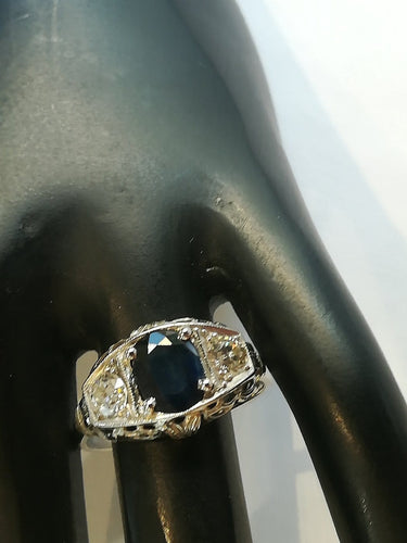 55 Bague Art déco en or blanc, saphir et diamants 58 Facettes 01181