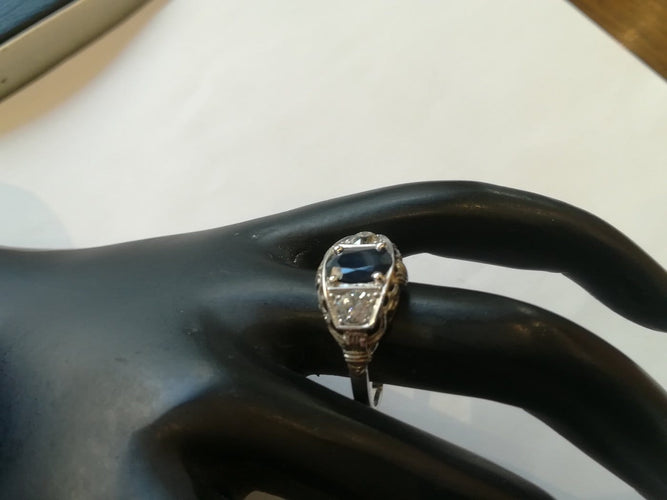 55 Bague Art déco en or blanc, saphir et diamants 58 Facettes 01181