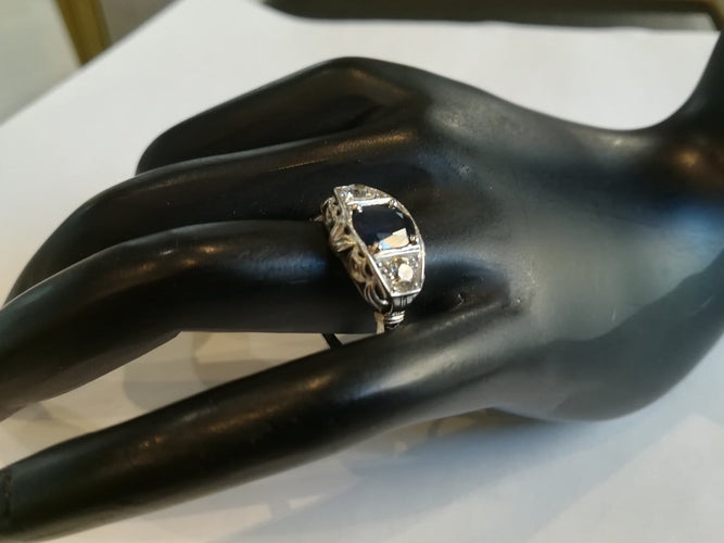 55 Bague Art déco en or blanc, saphir et diamants 58 Facettes 01181
