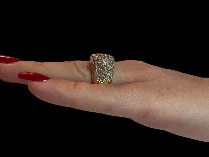 56 Bague cocktail IGI en or jaune 18 carats et saphirs verts 58 Facettes A2083
