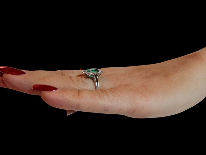 55 Bague Halo en or blanc avec émeraude et diamants 58 Facettes A2084