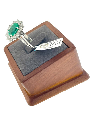 55 Bague Halo en or blanc avec émeraude et diamants 58 Facettes A2084