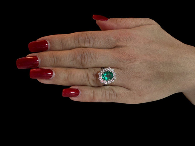 55 Bague Halo en or blanc avec émeraude et diamants 58 Facettes A2084