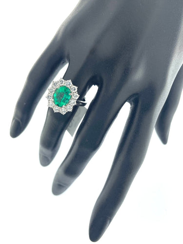 55 Bague Halo en or blanc avec émeraude et diamants 58 Facettes A2084