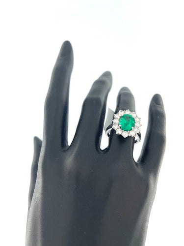 55 Bague Halo en or blanc avec émeraude et diamants 58 Facettes A2084