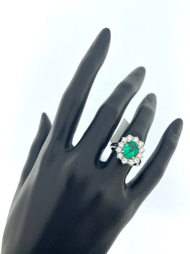 55 Bague Halo en or blanc avec émeraude et diamants 58 Facettes A2084