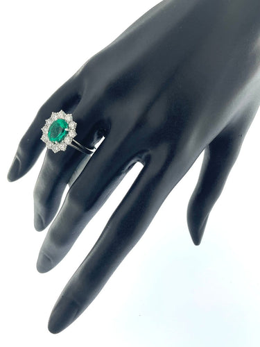 55 Bague Halo en or blanc avec émeraude et diamants 58 Facettes A2084