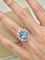 53 Bague marguerite en or blanc, saphir de Ceylan et diamants 58 Facettes CV-087