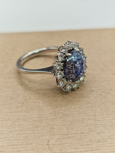 53 Bague marguerite en or blanc, saphir de Ceylan et diamants 58 Facettes CV-087