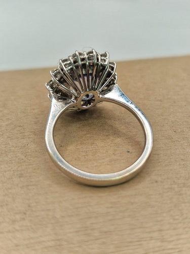 53 Bague marguerite en or blanc, saphir de Ceylan et diamants 58 Facettes CV-087
