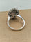 53 Bague marguerite en or blanc, saphir de Ceylan et diamants 58 Facettes CV-087