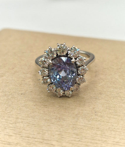 53 Bague marguerite en or blanc, saphir de Ceylan et diamants 58 Facettes CV-087