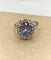53 Bague marguerite en or blanc, saphir de Ceylan et diamants 58 Facettes CV-087