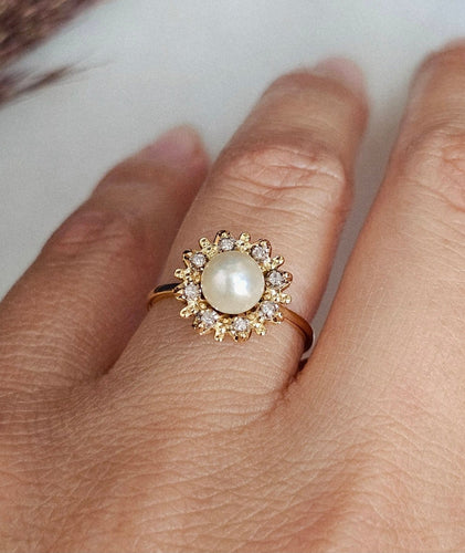 53 Bague en or jaune avec perle et diamants 58 Facettes 739