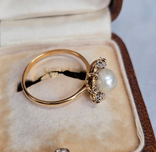 53 Bague en or jaune avec perle et diamants 58 Facettes 739