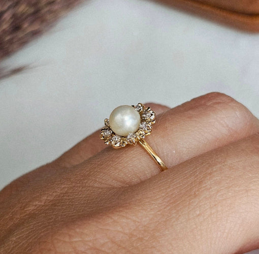 Bague 53 Bague en or jaune avec perle et diamants 58 Facettes 739