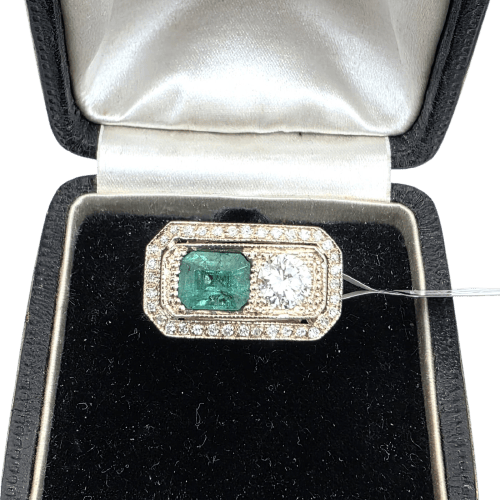 53 Bague en or jaune 18 kt avec diamants et émeraude 58 Facettes 418/26 A