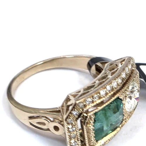 53 Bague en or jaune 18 kt avec diamants et émeraude 58 Facettes 418/26 A