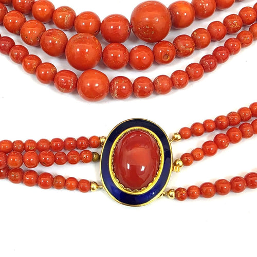 Collier trois rangs en corail avec fermoir en or jaune 18 kt 58 Facettes 221/26 H 114/26