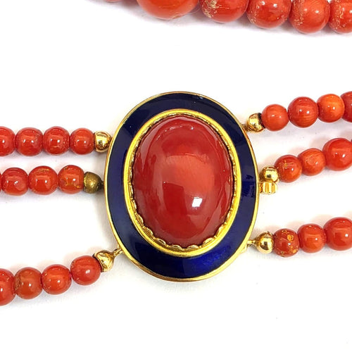 Collier trois rangs en corail avec fermoir en or jaune 18 kt 58 Facettes 221/26 H 114/26