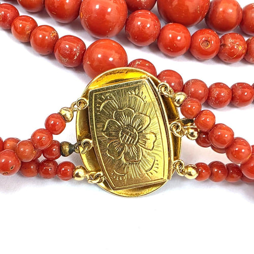 Collier trois rangs en corail avec fermoir en or jaune 18 kt 58 Facettes 221/26 H 114/26