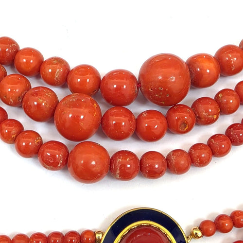 Collier trois rangs en corail avec fermoir en or jaune 18 kt 58 Facettes 221/26 H 114/26
