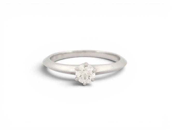 49 Tiffany & Co - Bague solitaire en platine et diamant 58 Facettes 275031