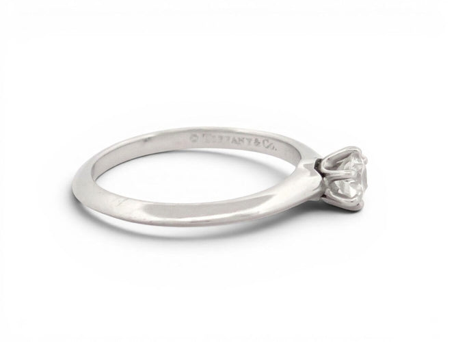 49 Tiffany & Co - Bague solitaire en platine et diamant 58 Facettes 275031