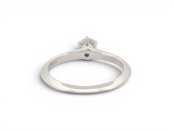 49 Tiffany & Co - Bague solitaire en platine et diamant 58 Facettes 275031