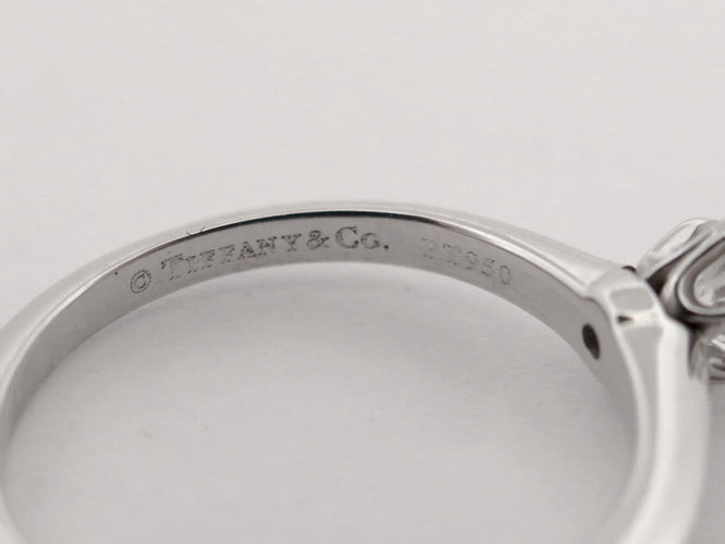 49 Tiffany & Co - Bague solitaire en platine et diamant 58 Facettes 275031