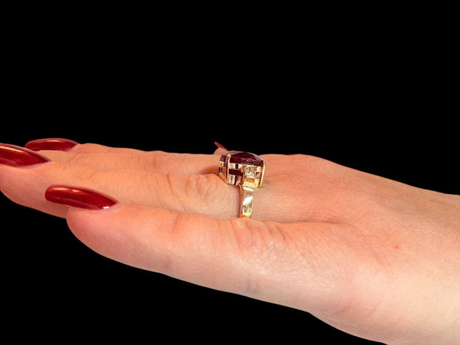 55 Bague cocktail IGI en or jaune, rubis et diamants 58 Facettes A2088
