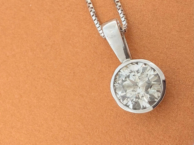 Binder - Collier solitaire en or blanc 14 carats et diamant 1,25 ct 58 Facettes C1594