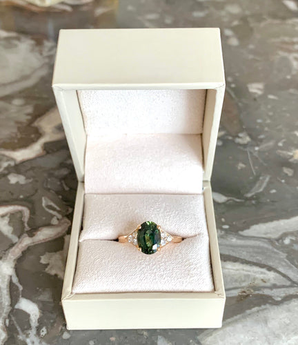 53 Bague en or rose avec saphir vert et diamants 58 Facettes B399