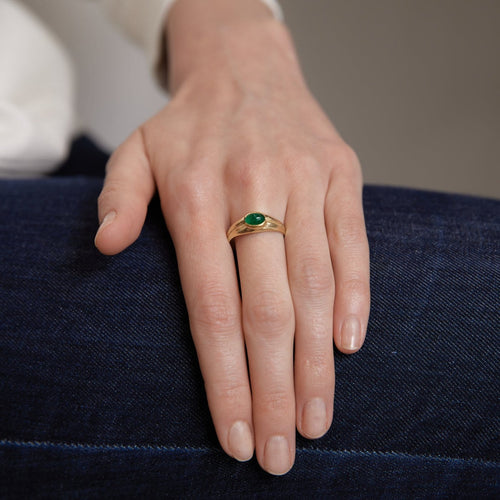 60 Bague jonc en or jaune et émeraude 58 Facettes Bague