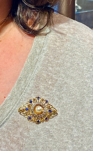 Broche en or jaune avec saphirs, diamants et perle 58 Facettes AB736