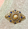 Broche en or jaune avec saphirs, diamants et perle 58 Facettes AB736